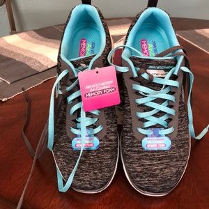 SKECHERS AIR-COOLED MEMORY FOAM TENNIS SHOES